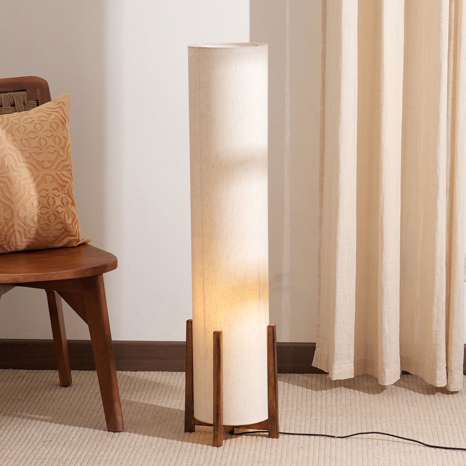 Four Finger - Floor Lamp, Linen and 100% Mango Wood - FIG Living - 