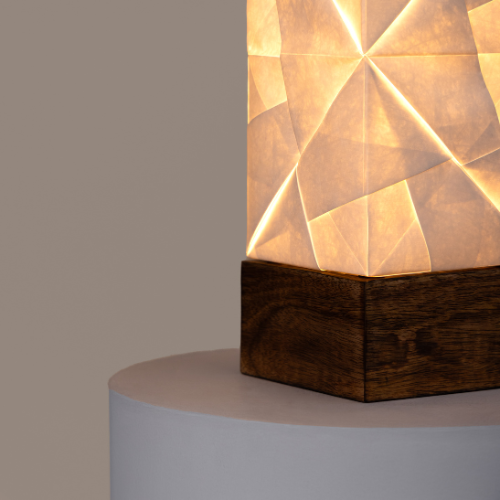 Solobe Tetris - Decorative lamp with geometric design on a wooden base, on a gray platform against a neutral background